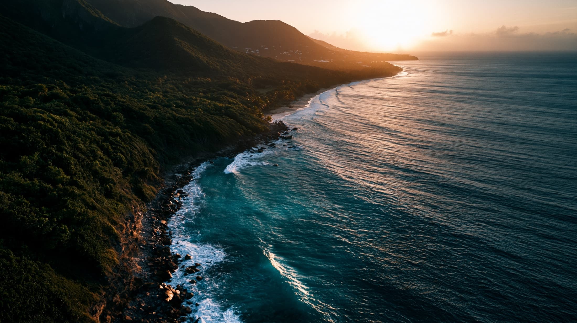 Littoral de la Guadeloupe au lever du soleil, vu par drone