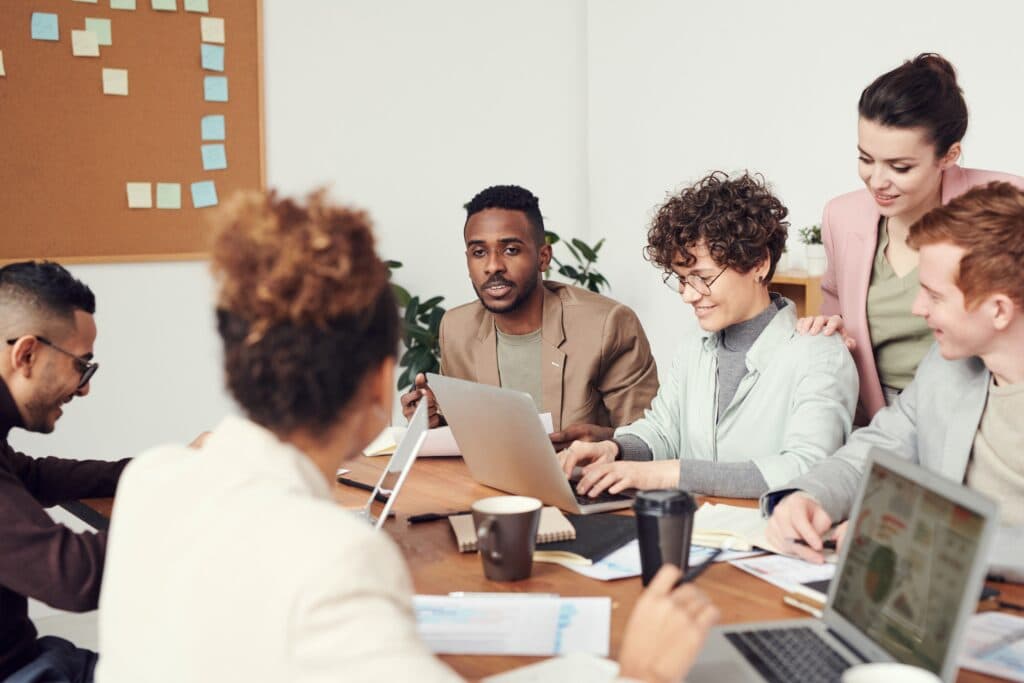 Membres d'une agence de communication pendant une réunion