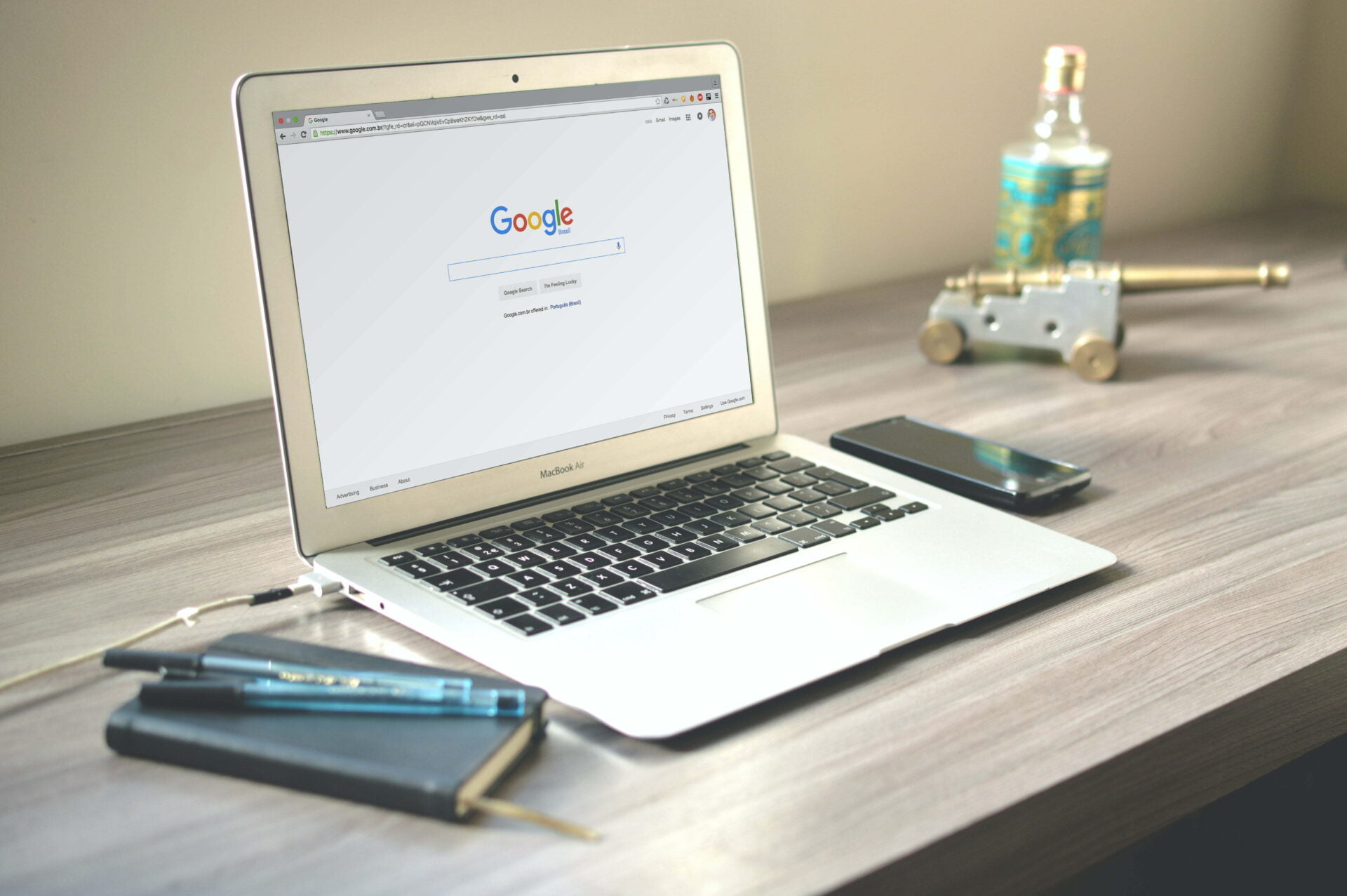 Un bon référencement sur les moteurs de recherche, comme Google, peut considérablement augmenter votre visibilité.