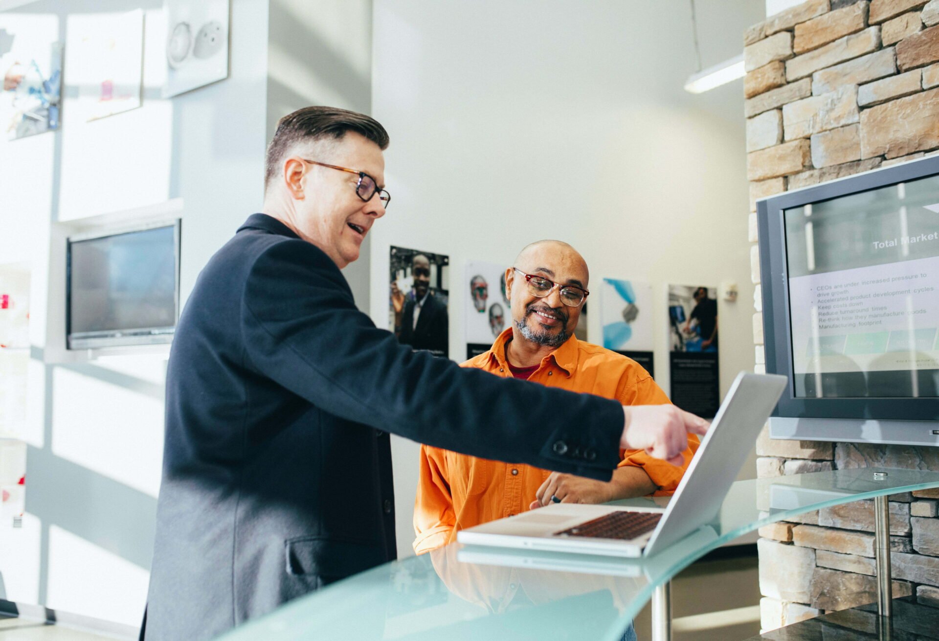 En marketing B2B, certaines actions sont indispensables pour générer des leads qualifiés