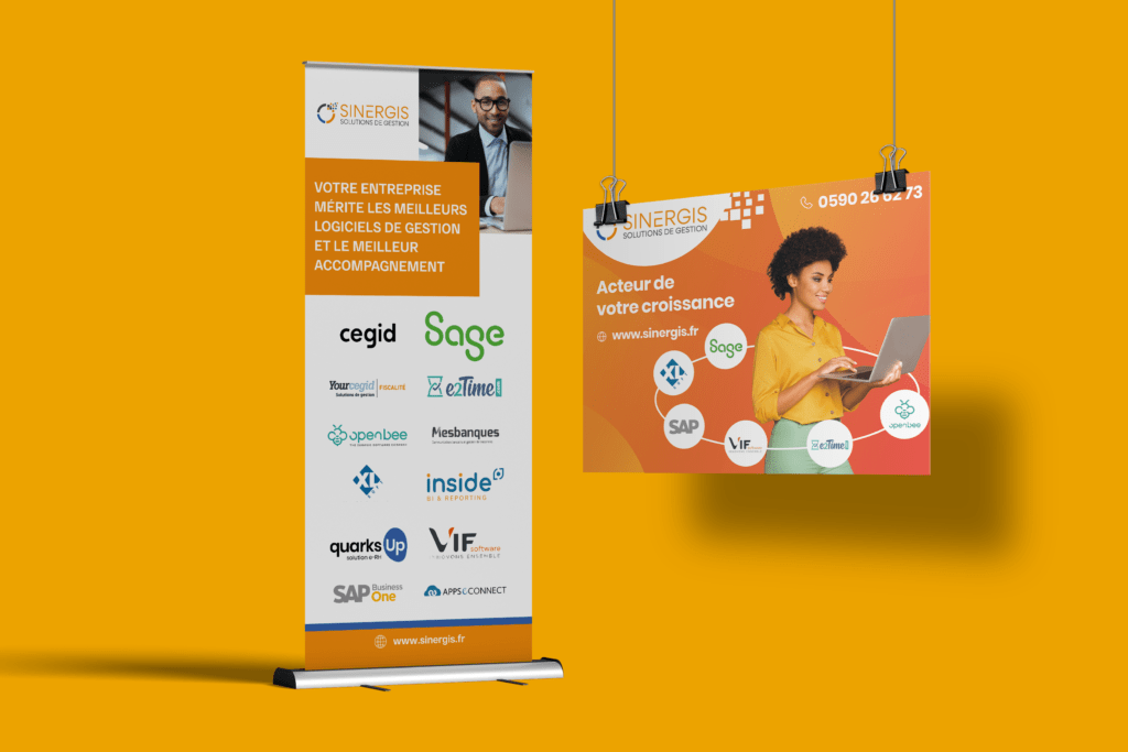 Une bannière enroulable Sinergis affichée sur fond orange.