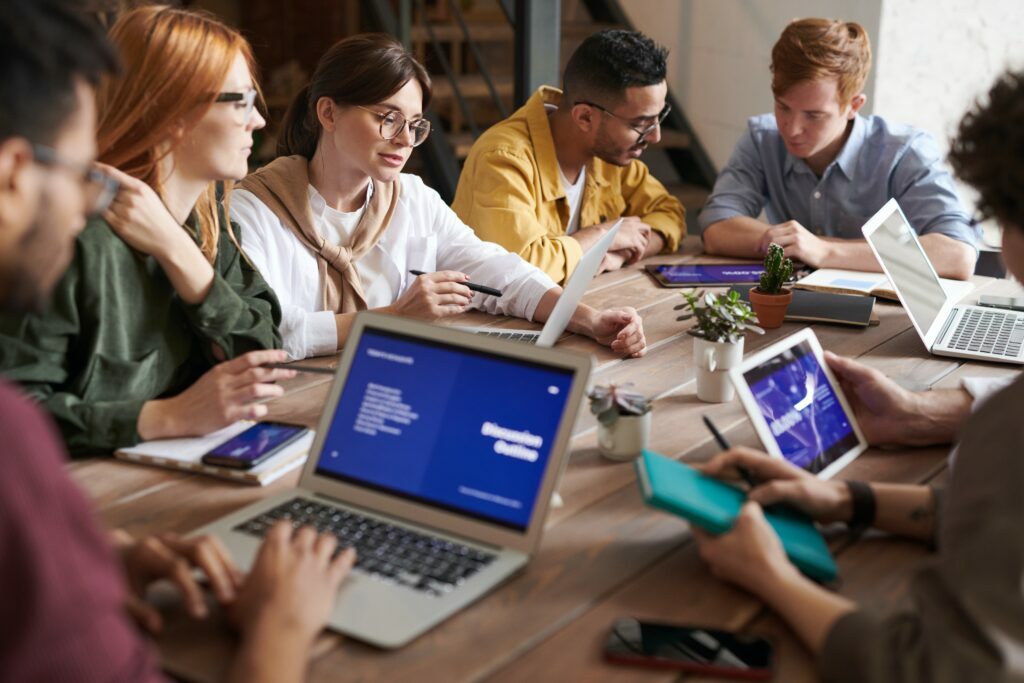 Les membres d'une agence de communication discutent pendant une réunion