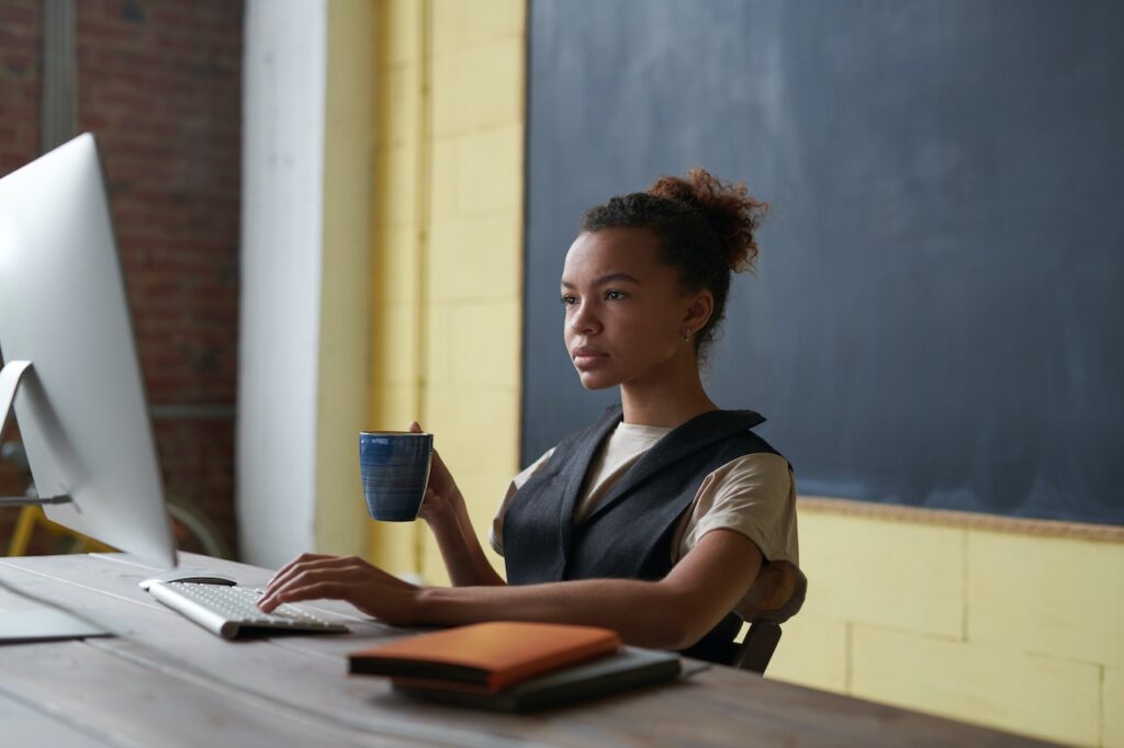 Femme travaillant sur son ordinateur dans une agence web guadeloupe