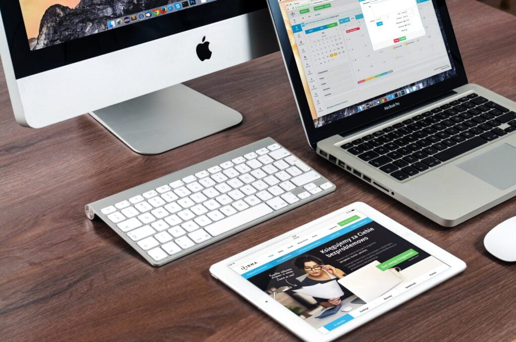 Un ordinateur portable et une tablette sur un bureau pour un design éco-conçu.